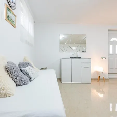 Karmen - Poolhouse - Private Oasis 8 * Vir