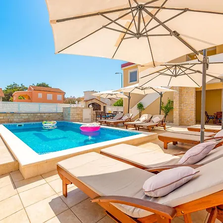 Karmen - Poolhouse - Private Oasis 8 Lägenhet Vir