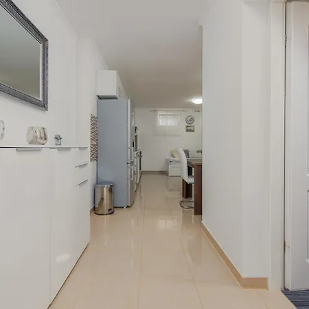 Karmen - Poolhouse - Private Oasis 8 Lägenhet Vir