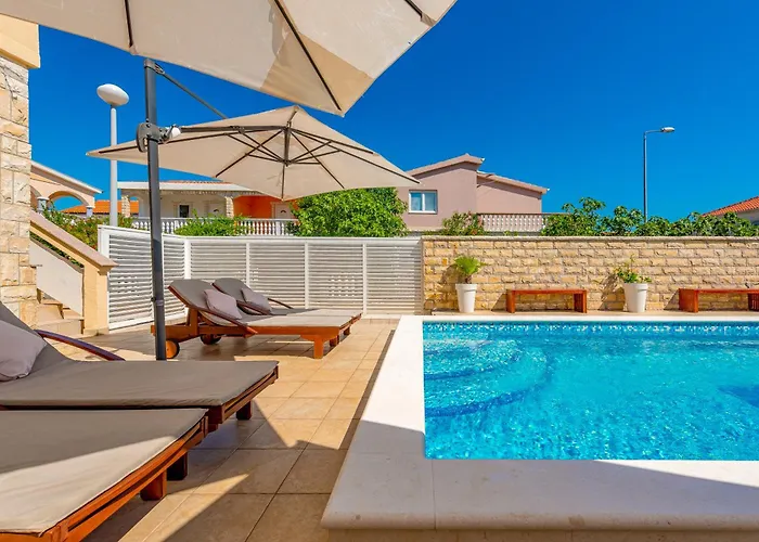 Karmen - Poolhouse - Private Oasis 8